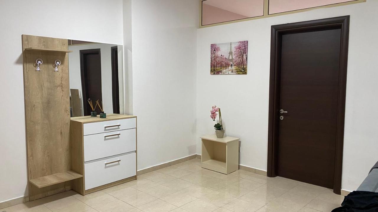 Ona'S Apartments Lushnje Bagian luar foto